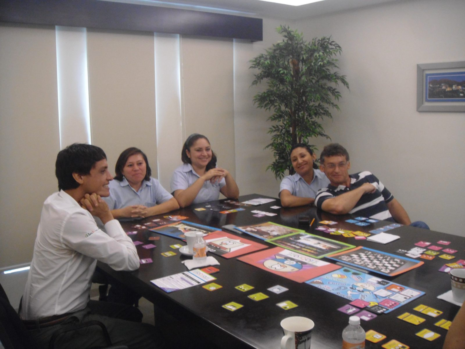 Colaboradores Accesscom Comunicaciones sonriendo durante sesión Habraz