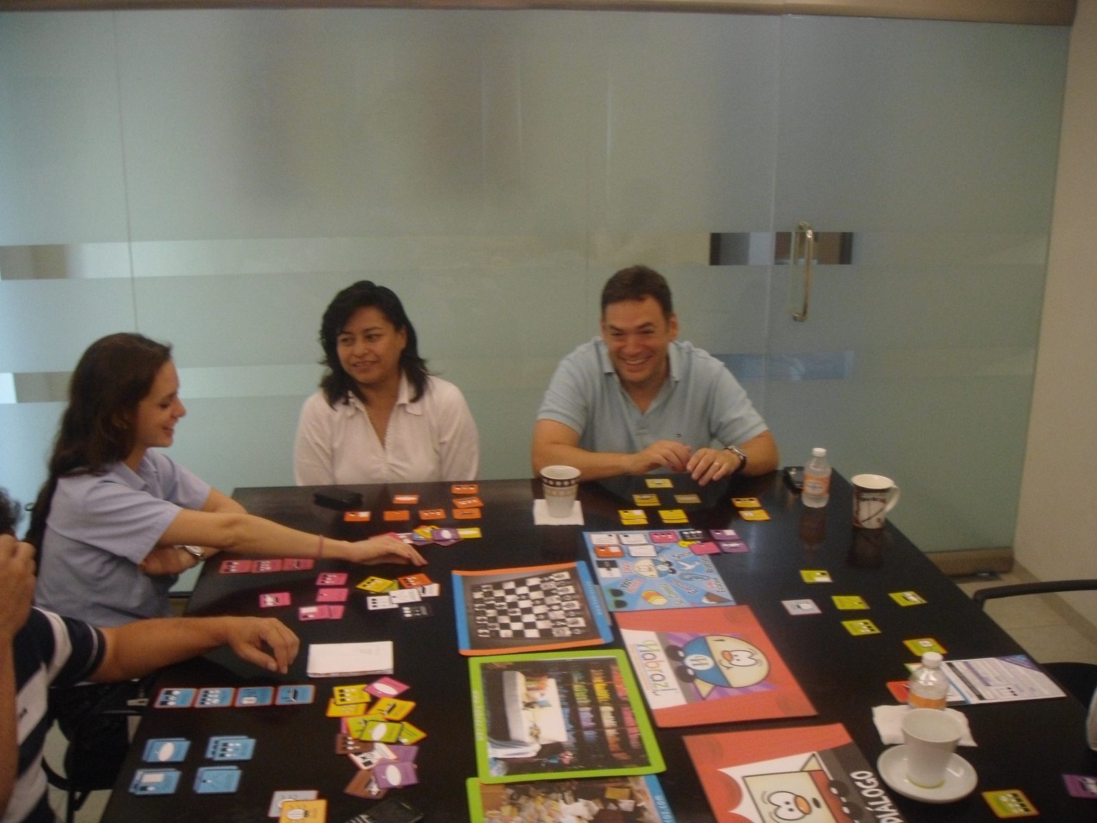 Equipo Accesscom Comunicaciones trabajando con tarjetas Habraz
