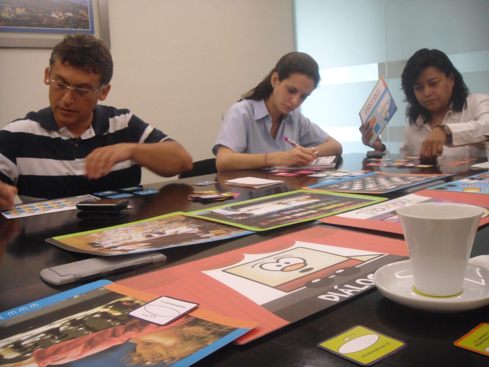 Colaboradores Accesscom Comunicaciones revisando tablero Habraz