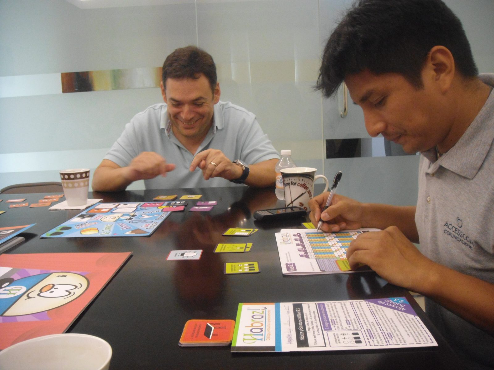 Colaboradores Accesscom Comunicaciones llenando manual de trabajo Habraz