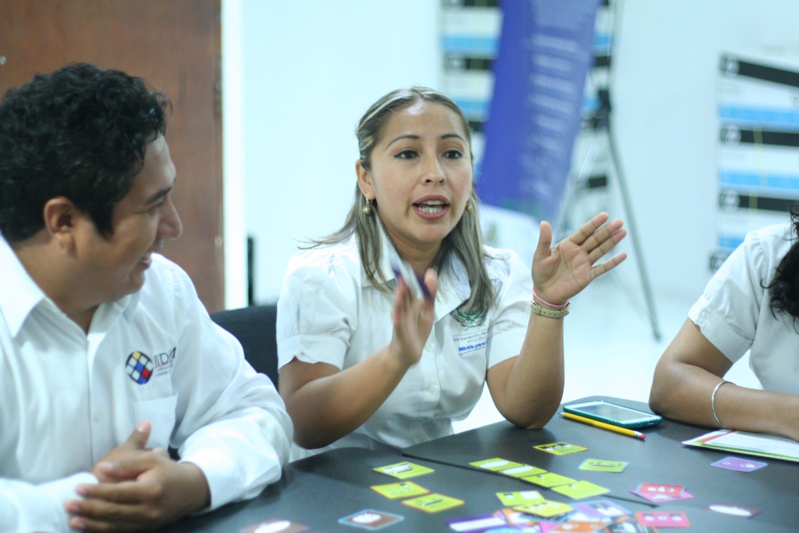 Colaboradora Ventanilla Única del Ayuntamiento de Mérida explicando durante sesión Habraz