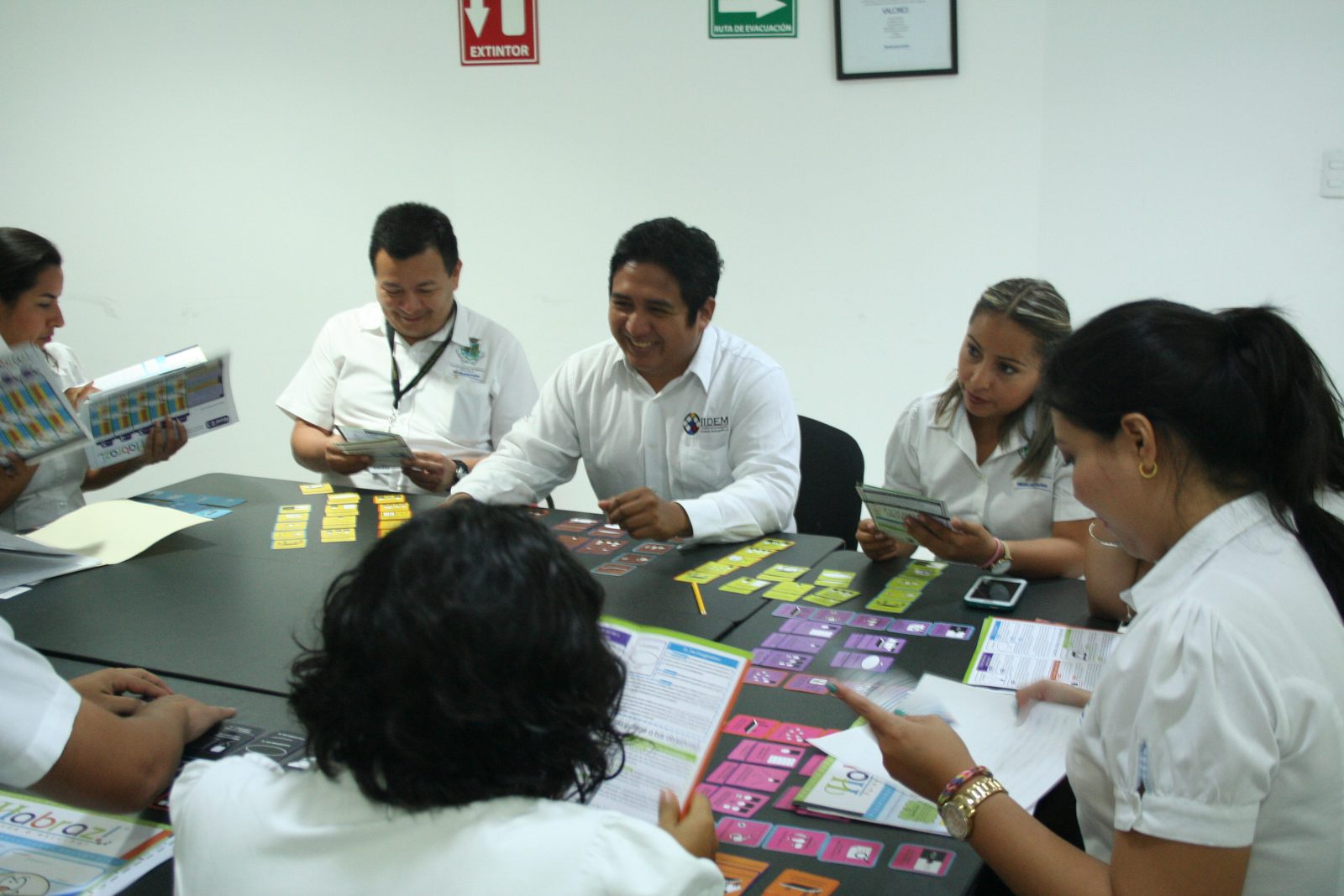 Equipo Ventanilla Única del Ayuntamiento de Mérida revisando tarjetas Habraz