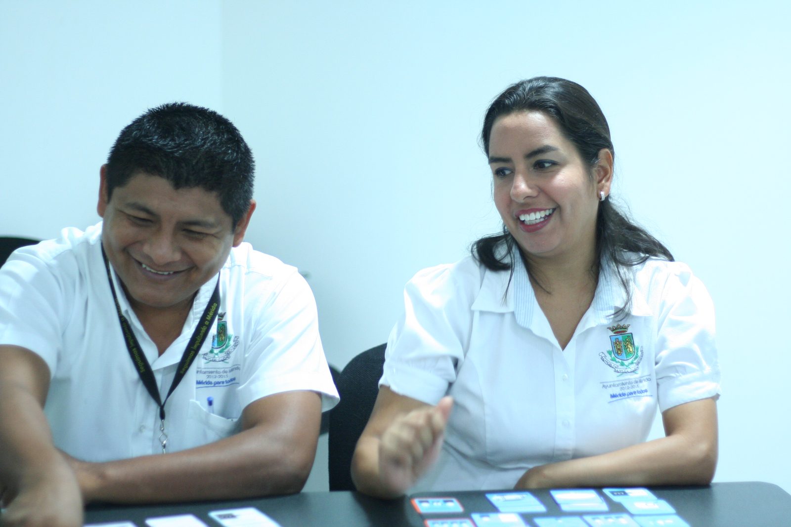 Colaboradores Ventanilla Única del Ayuntamiento de Mérida conversando en sesión Habraz