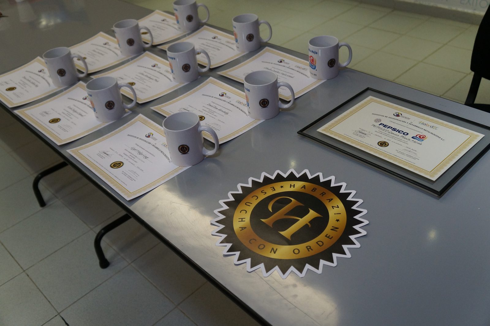 Diplomas y tazas personalizadas Habraz Gamesa PepsiCo listos para entrega