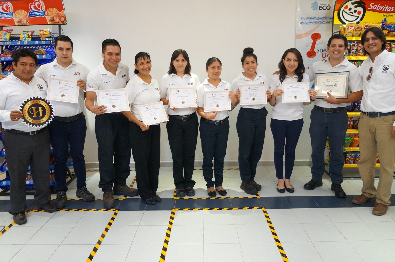Equipo Gamesa PepsiCo posando con diplomas de certificación Habraz