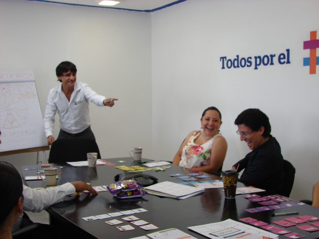 Facilitador Habraz explicando el modelo de la Rizza a equipo Gamesa