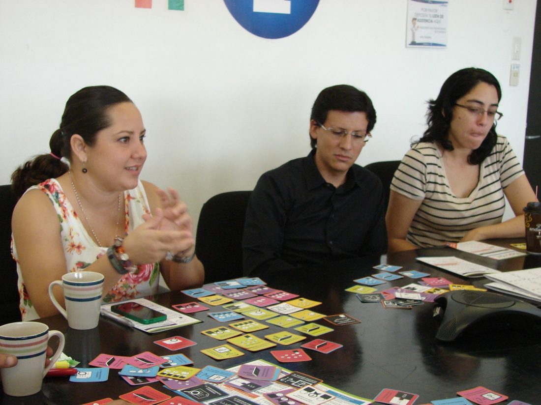 Colaboradora Gamesa PepsiCo explicando tarjetas del método Habraz