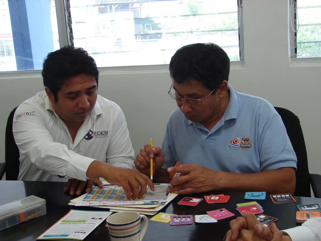Directivo Gamesa PepsiCo revisando tablero de resultados Habraz
