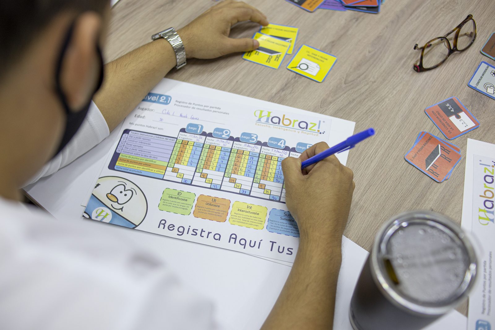 Colaborador de Grupo Libera Inmobiliaria registrando su puntaje final en hoja Habraz