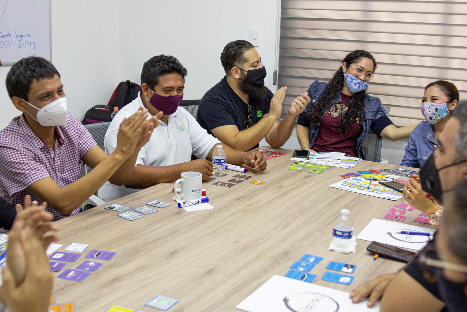 Equipo de Grupo Libera Inmobiliaria aplaudiendo durante dinámica grupal Habraz