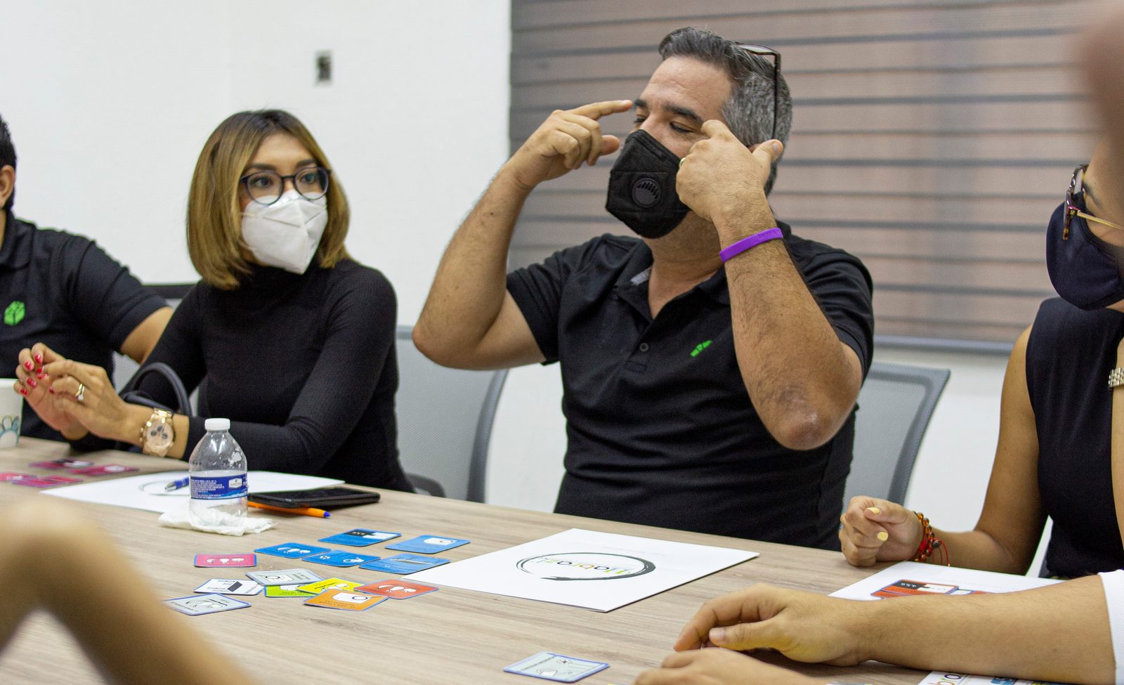Colaborador de Grupo Libera Inmobiliaria gesticulando durante explicación de la dinámica