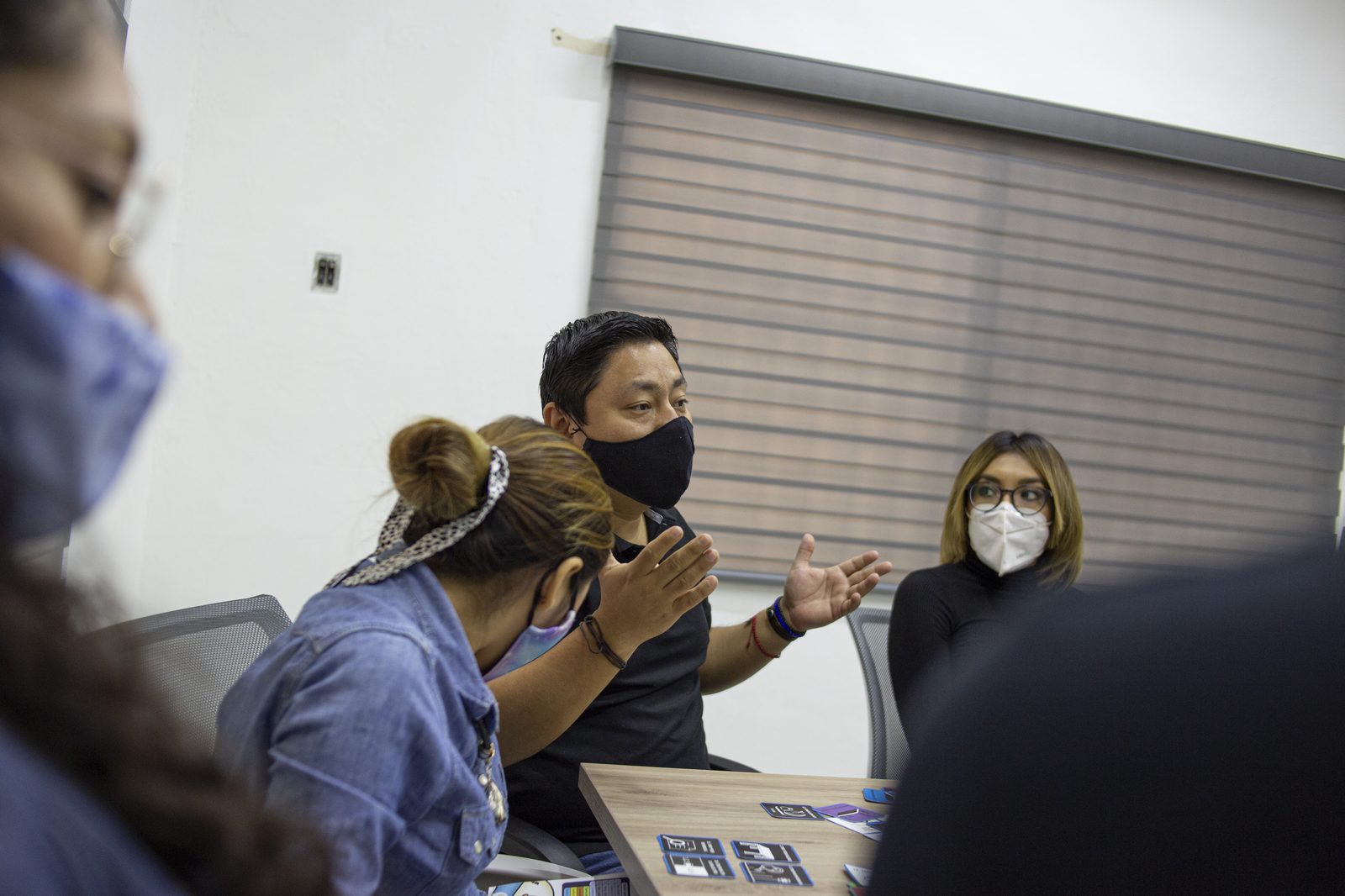Colaborador de Grupo Libera Inmobiliaria conversando con compañeras durante sesión Habraz