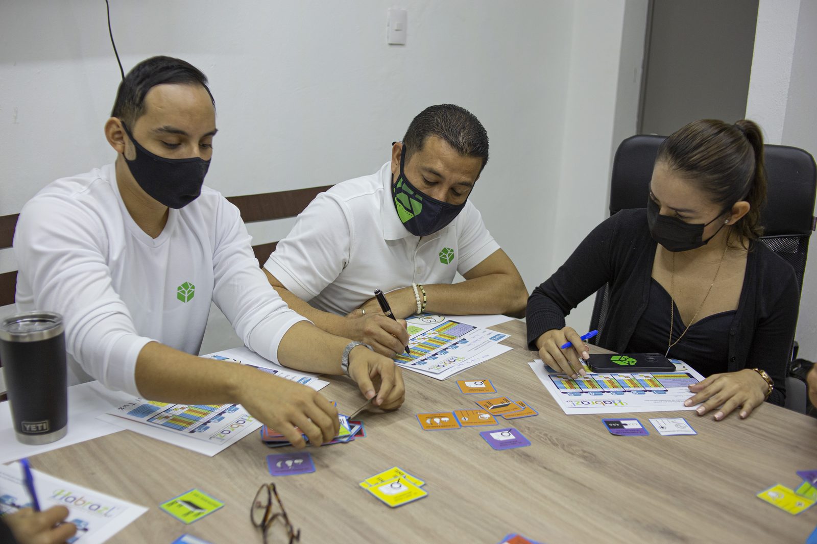 Colaboradores de Grupo Libera Inmobiliaria registrando resultados en hoja de puntos Habraz