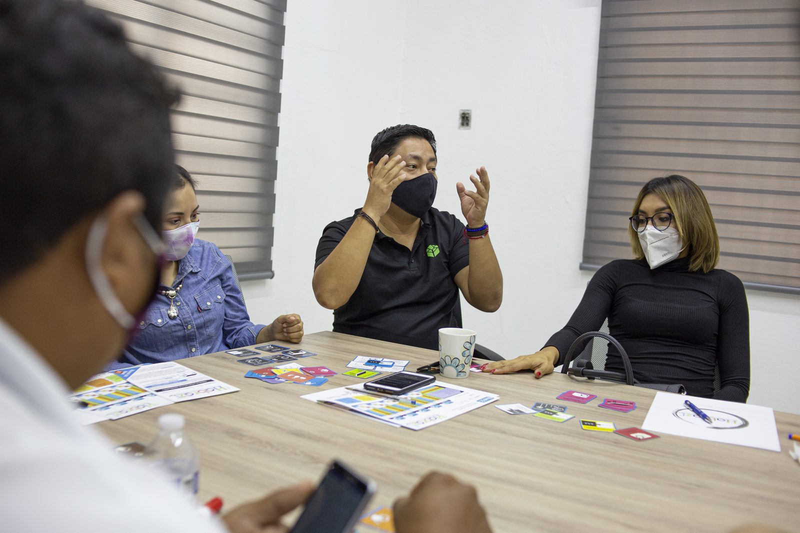 Colaborador de Grupo Libera Inmobiliaria explicando con las manos durante dinámica Habraz