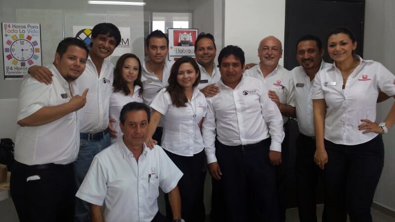 Equipo Honda posando en grupo tras entrenamiento Habraz