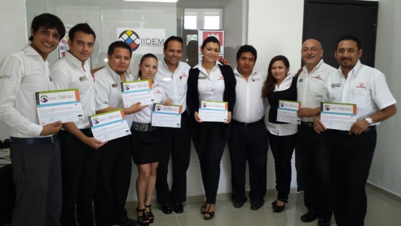 Cierre de entrenamiento Habraz con equipo Honda mostrando certificados