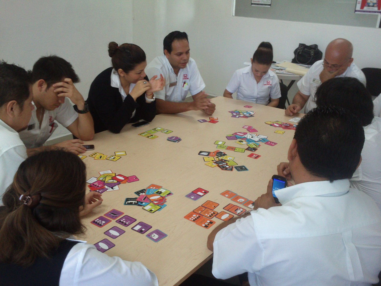 Equipo Honda jugando Habraz alrededor de la mesa