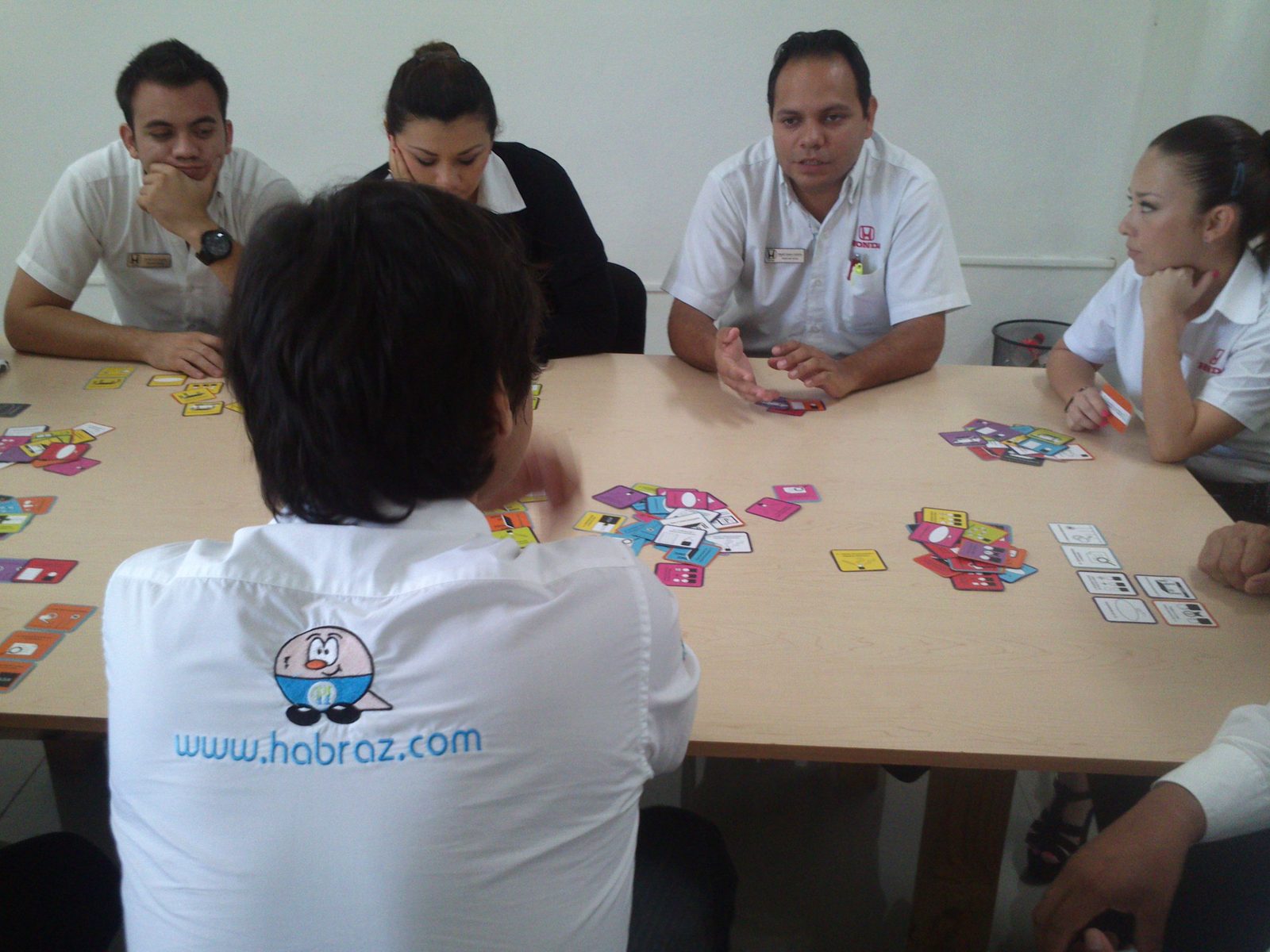 Colaborador Honda con playera Habraz explicando el juego
