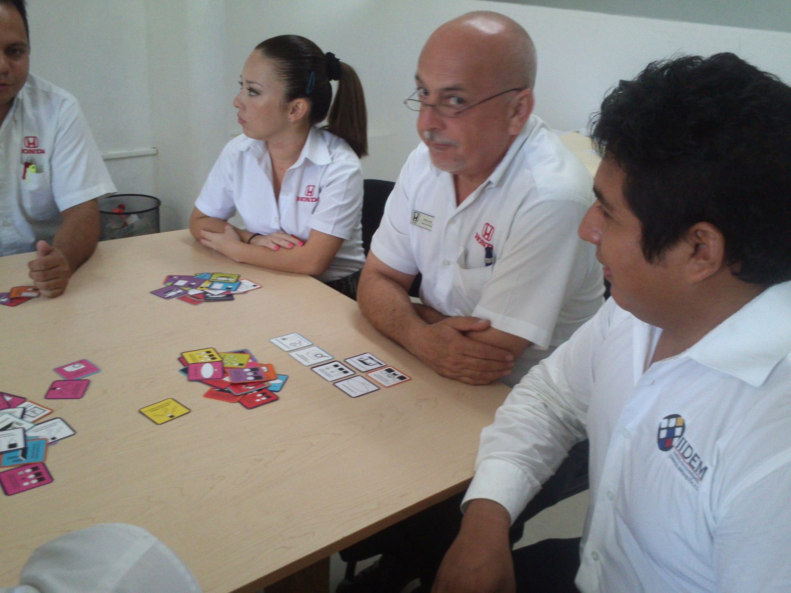 Equipo Honda revisando tarjetas del método Habraz
