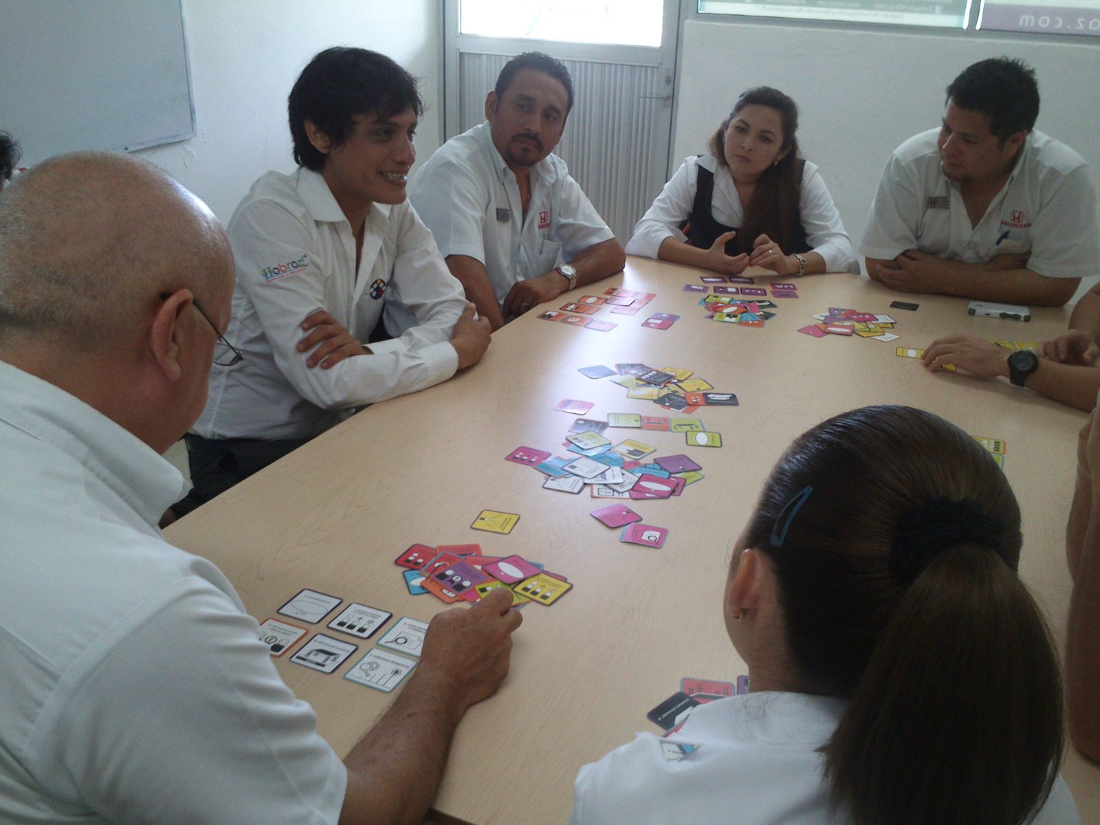 Equipo Honda trabajando con tarjetas Habraz