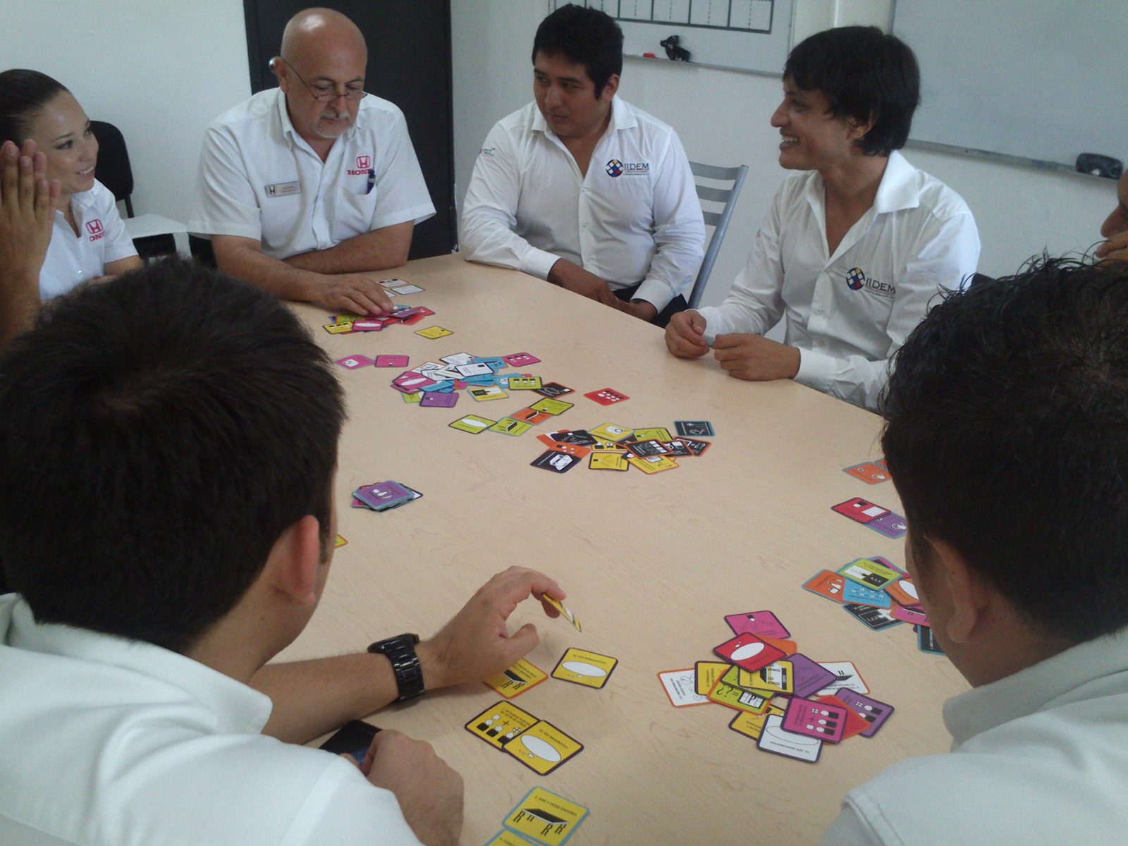 Colaboradores Honda conversando durante sesión Habraz