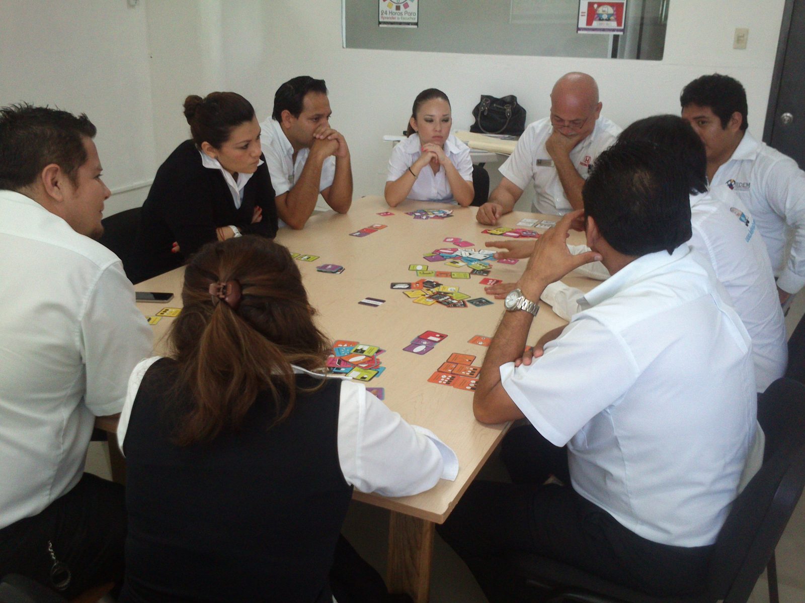 Equipo completo Honda en discusión grupal Habraz