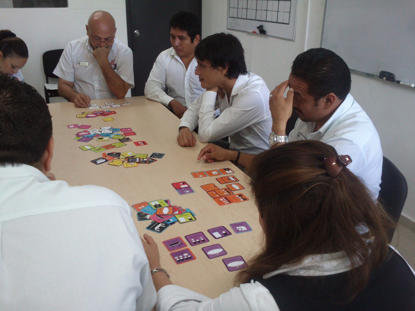 Colaboradores Honda analizando tarjetas Habraz en mesa