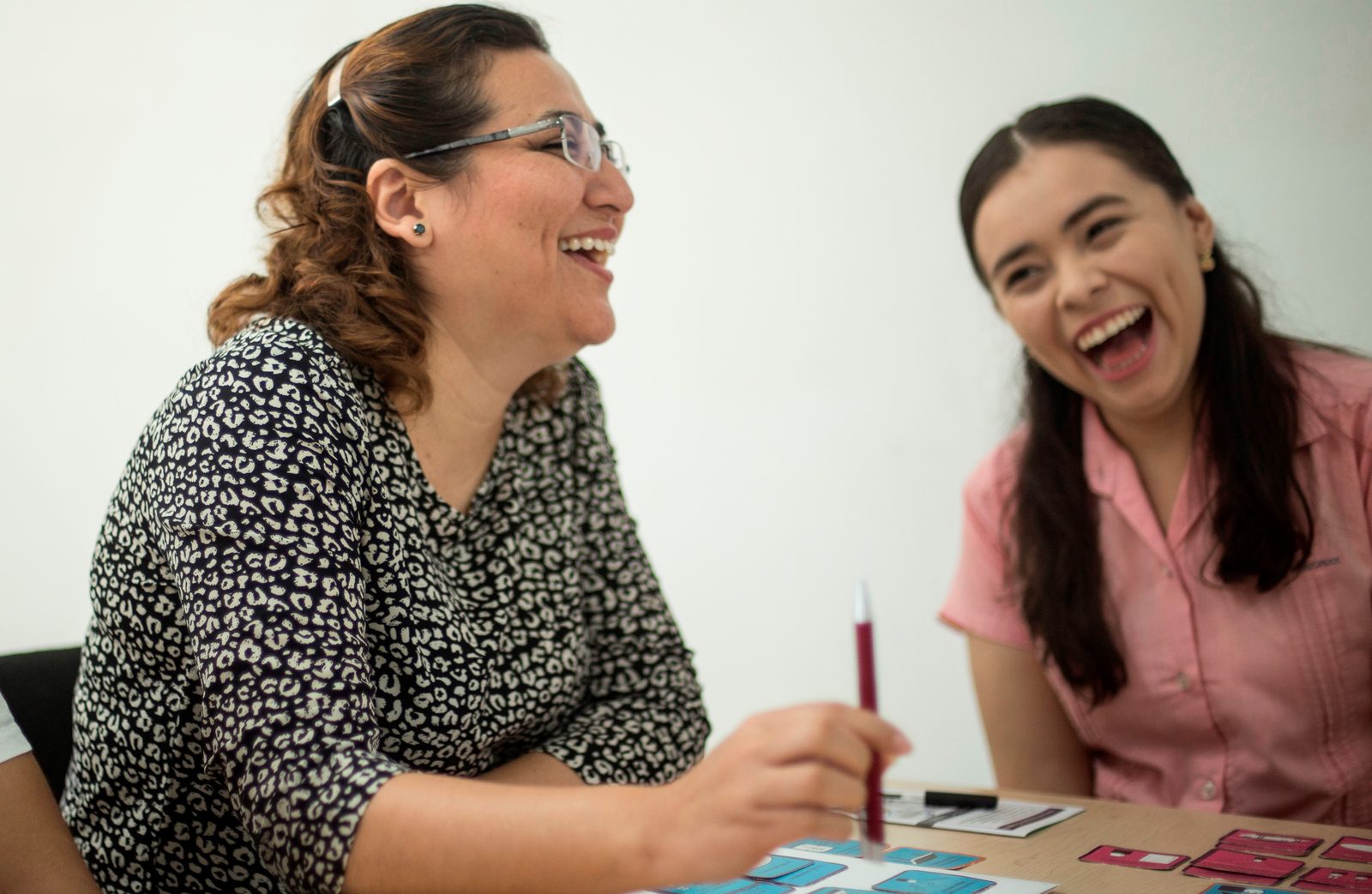 Colaboradoras de Lavalle y Asociados riendo durante sesión Habraz