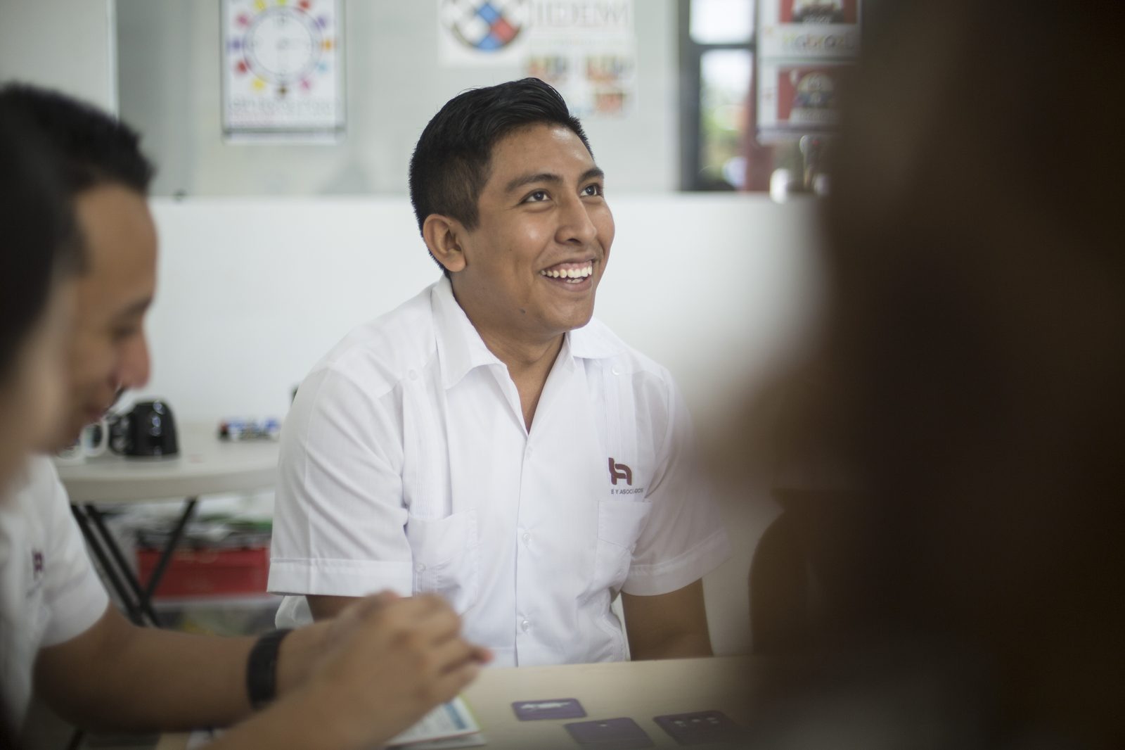Colaborador de Lavalle y Asociados sonriendo con playera del despacho durante dinámica Habraz