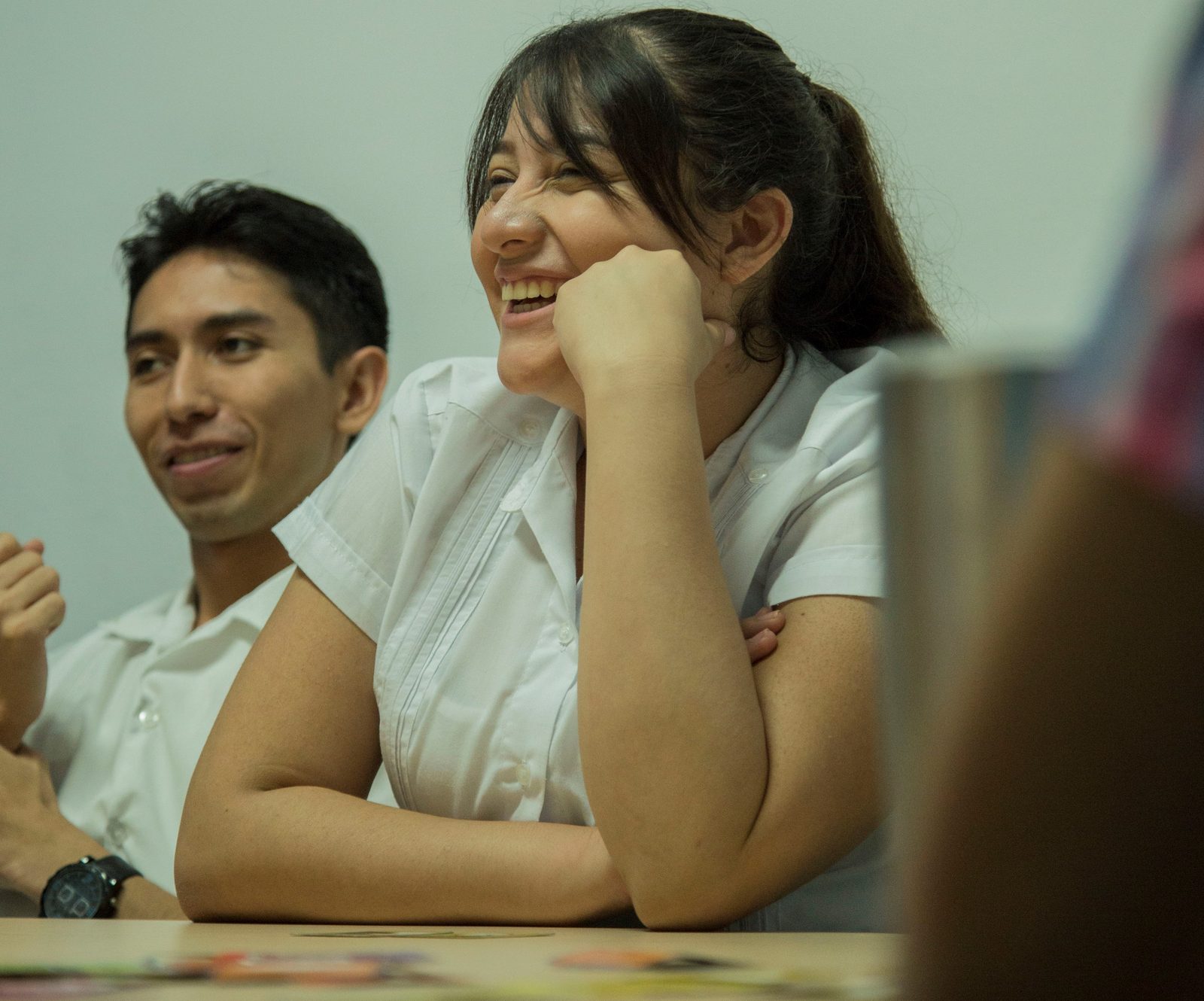 Colaboradora de Lavalle y Asociados riendo durante sesión de entrenamiento Habraz