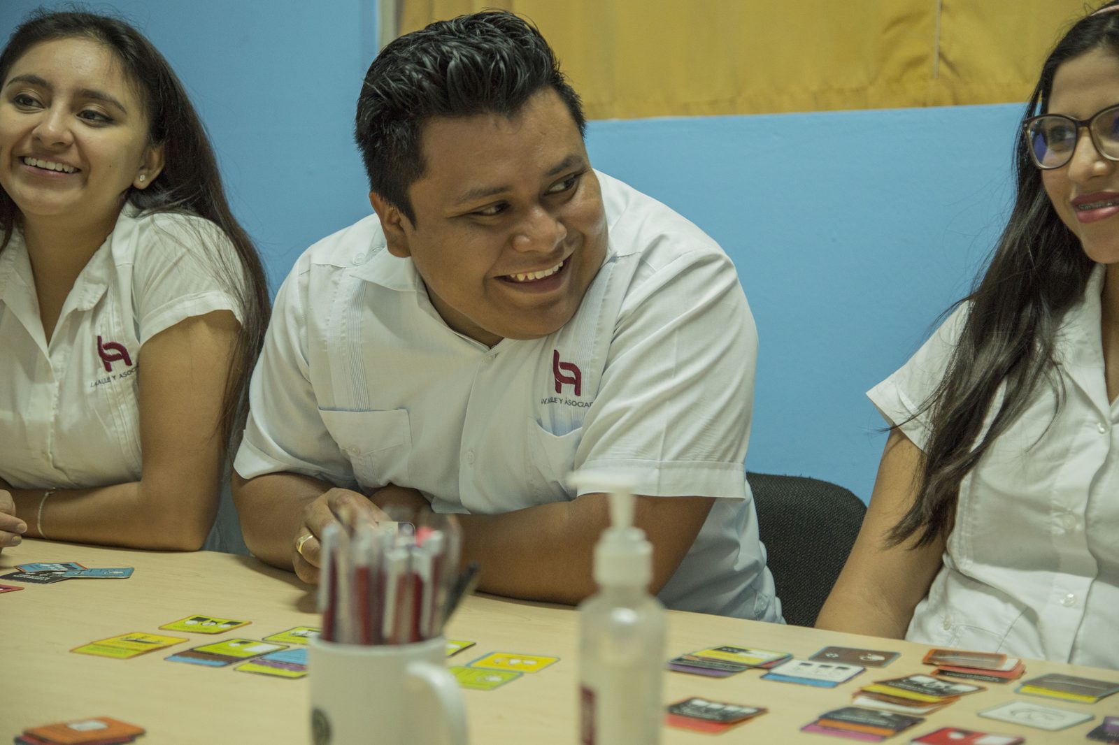 Colaborador de Lavalle y Asociados sonriendo junto a compañeras durante dinámica Habraz