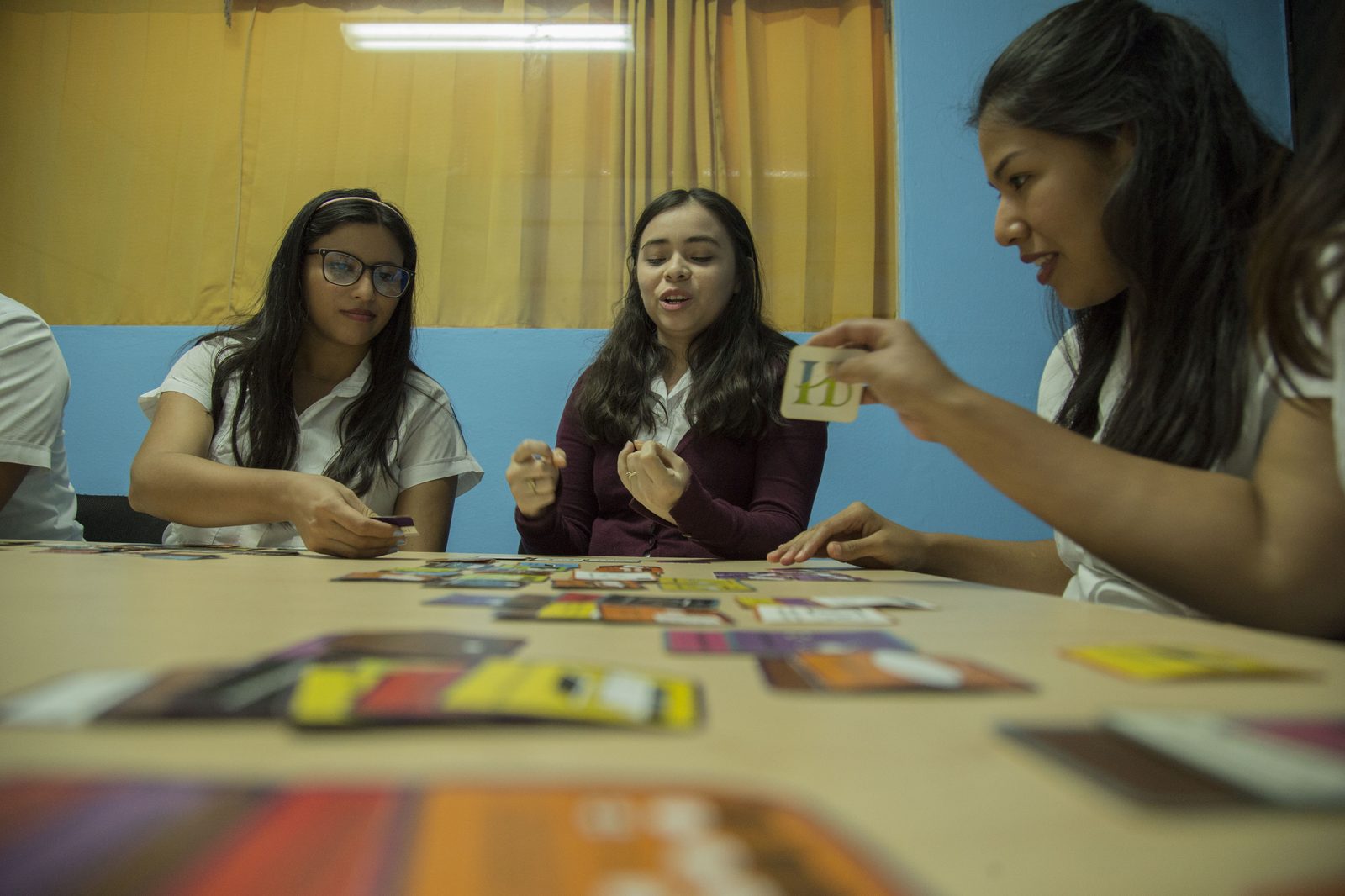 Colaboradoras de Lavalle y Asociados intercambiando tarjetas Habraz durante la dinámica