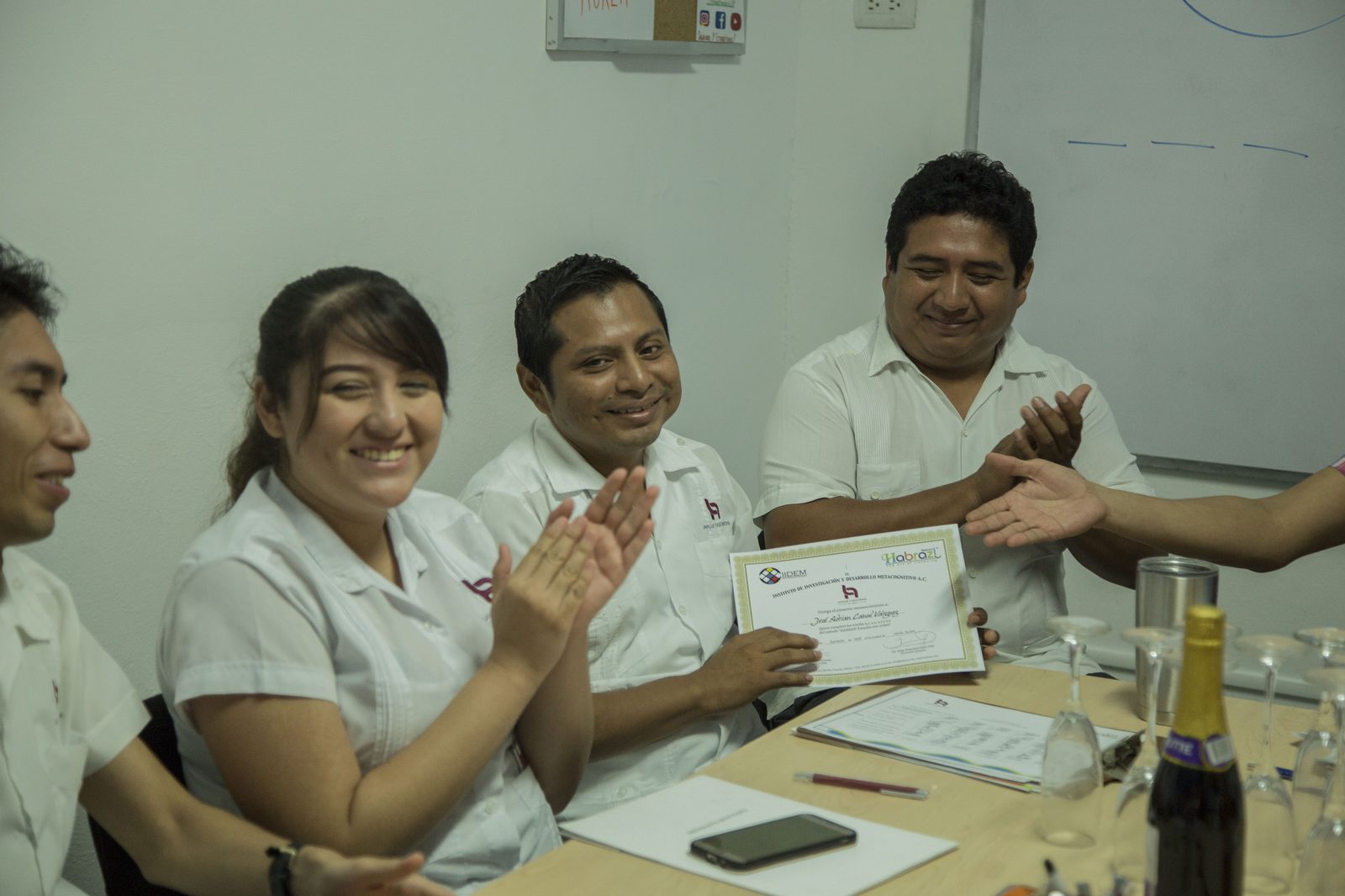 Entrega de constancia del Método Habraz a colaborador de Lavalle y Asociados con aplausos del equipo