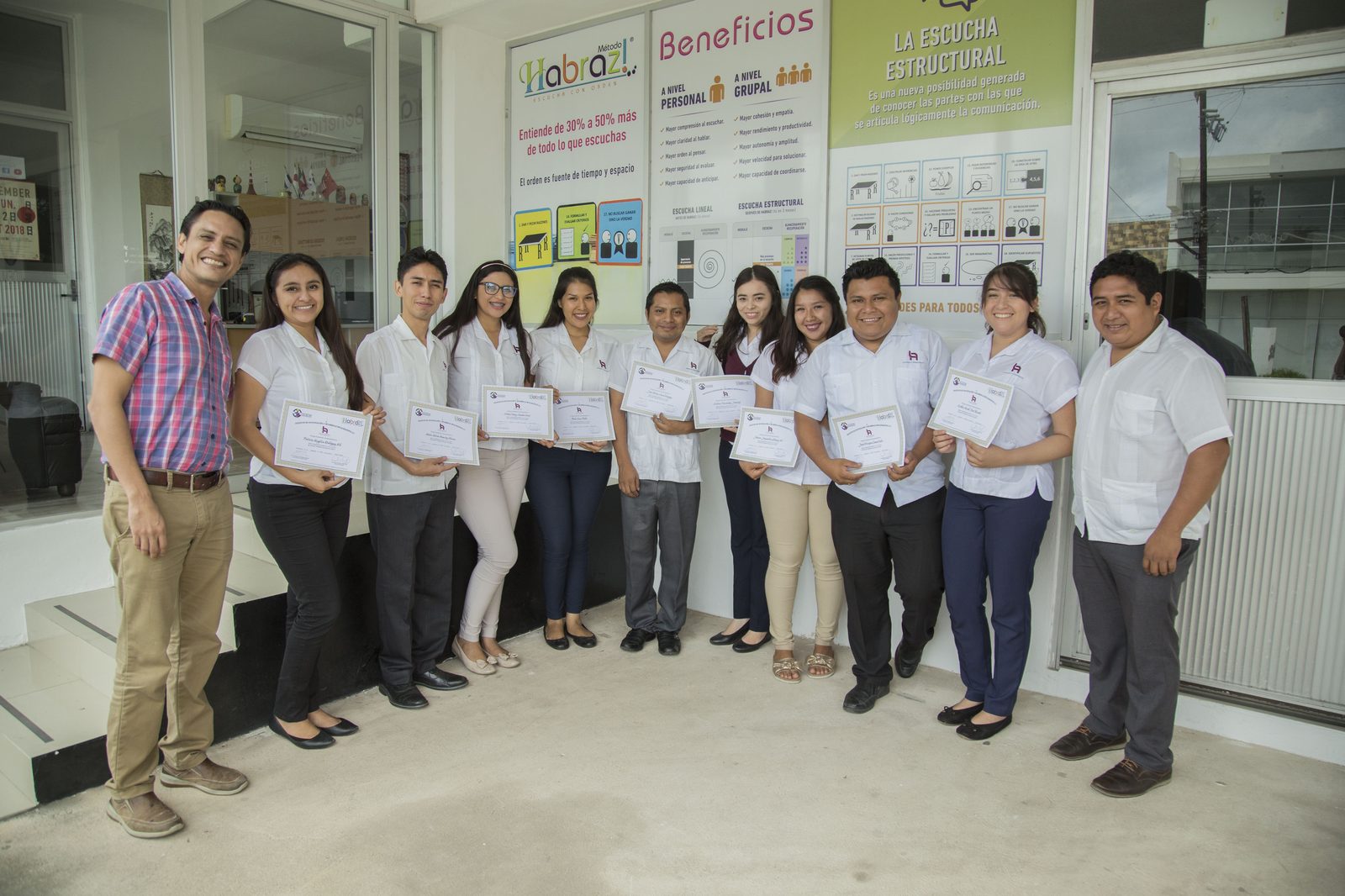 Equipo completo de Lavalle y Asociados posando con sus constancias del Método Habraz