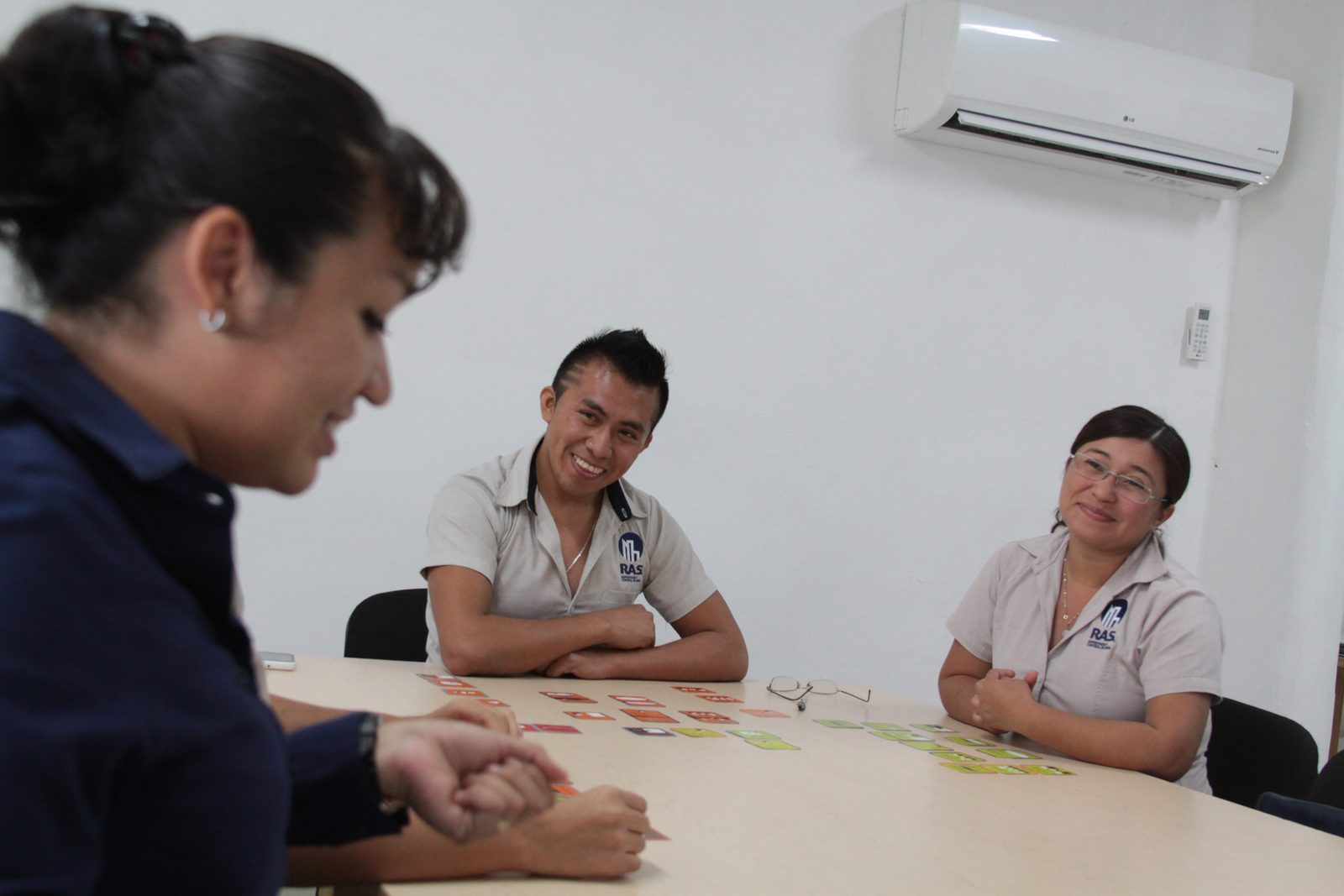 Equipo RAS Constructora conversando durante sesión Habraz