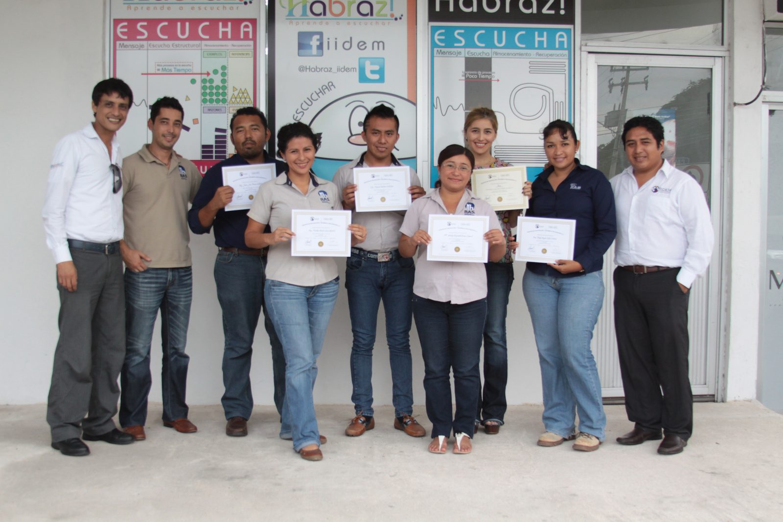 Cierre de entrenamiento Habraz con equipo RAS Constructora mostrando certificados