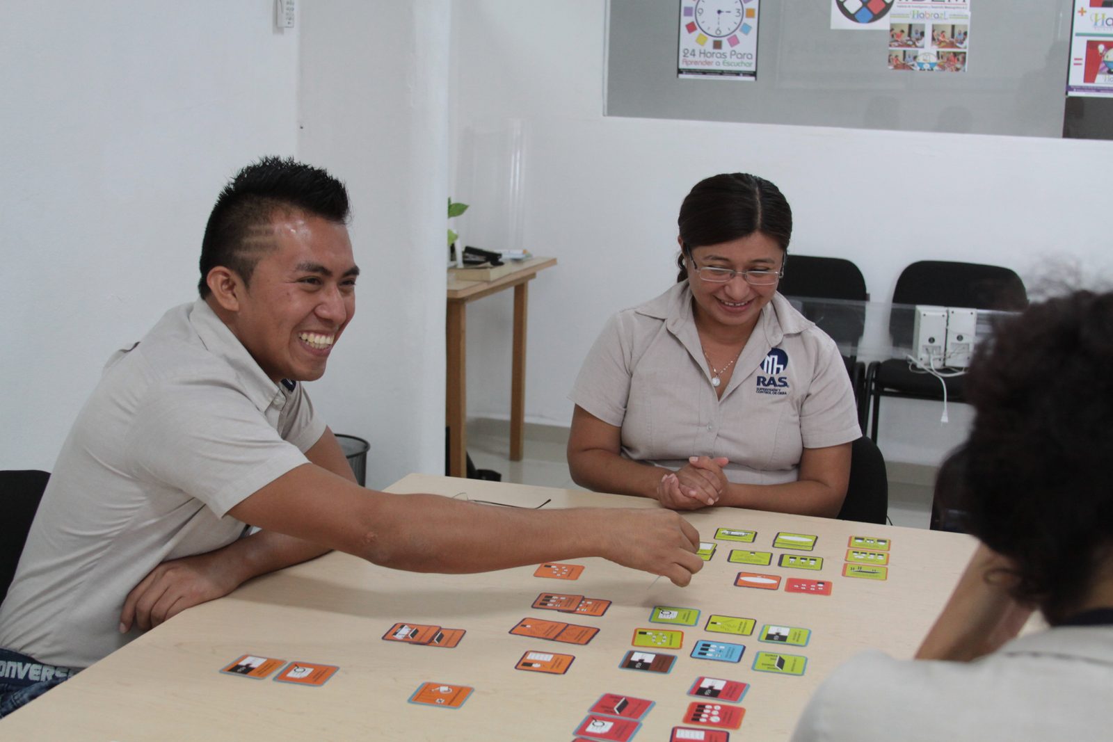 Colaboradores RAS Constructora riendo durante sesión Habraz