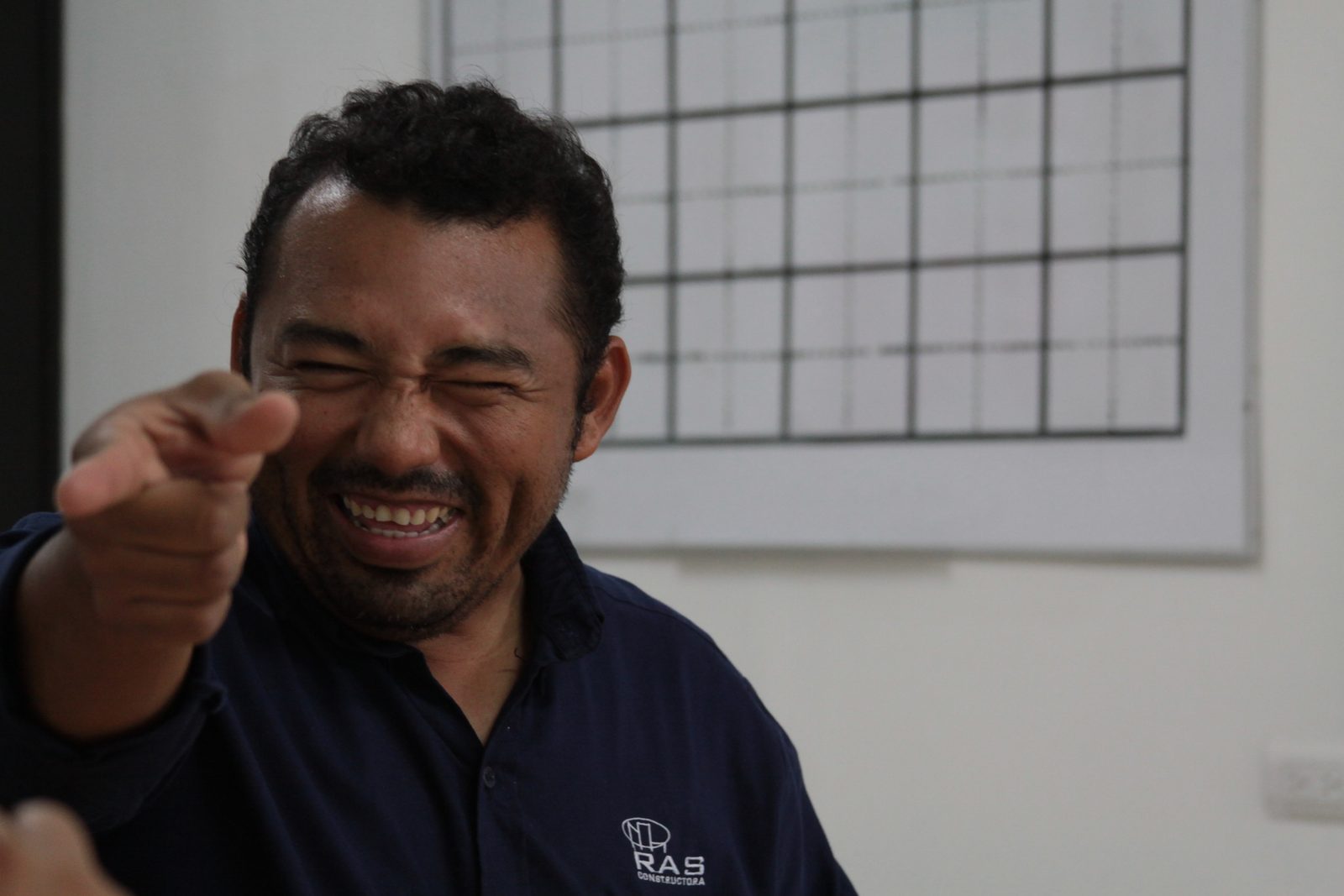 Colaborador RAS Constructora sonriendo durante sesión Habraz