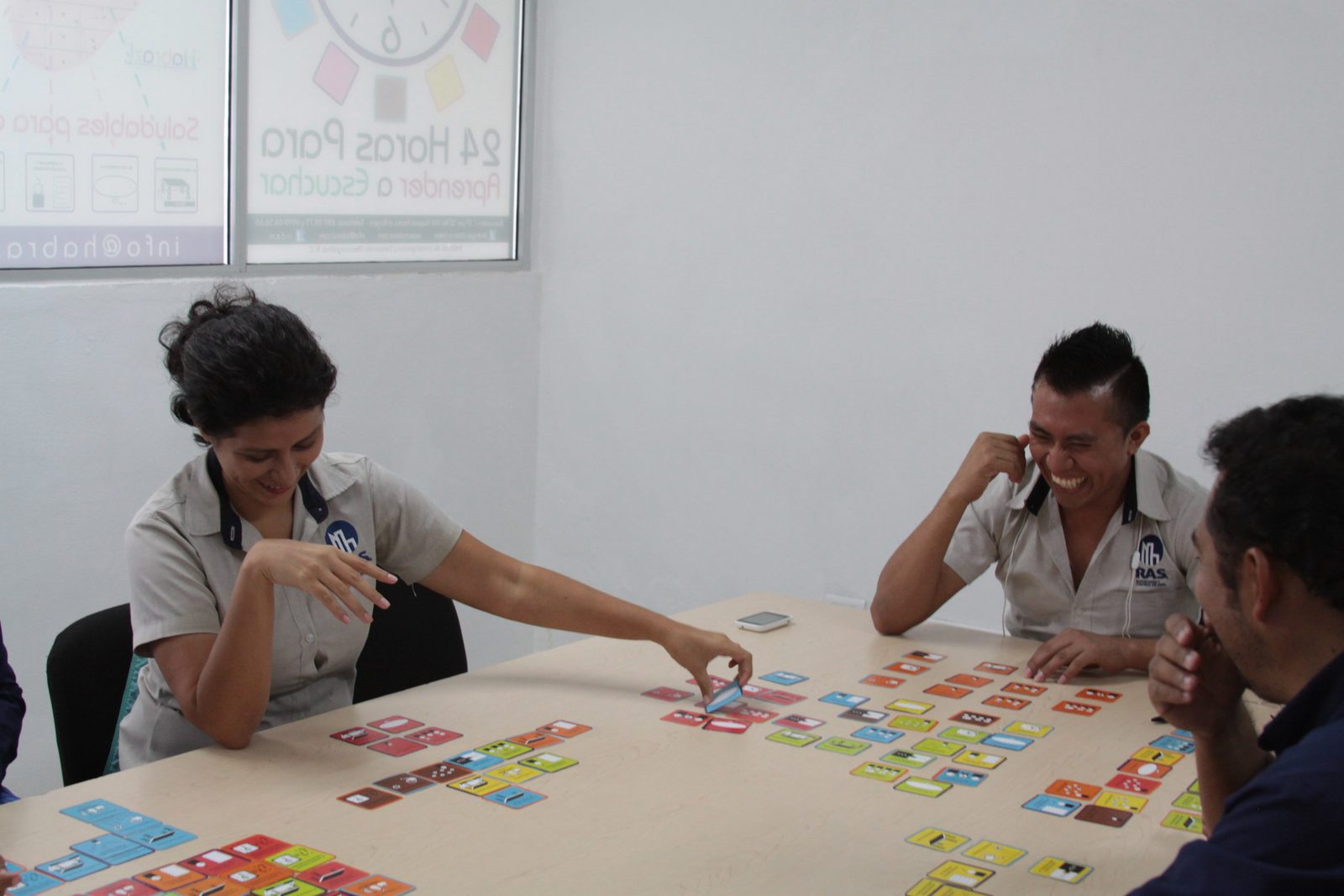 Equipo RAS Constructora trabajando con tarjetas Habraz