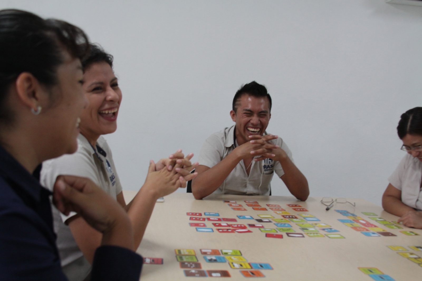 Colaboradores RAS Constructora riendo en sesión grupal Habraz