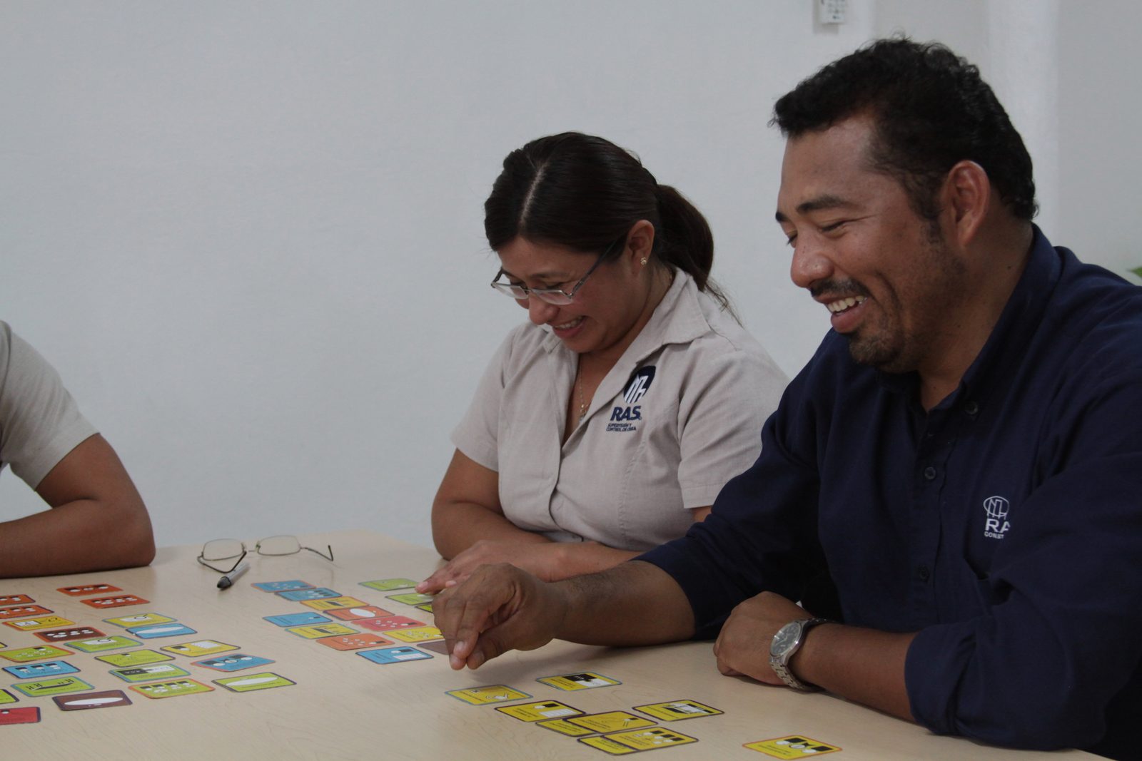 Colaboradores RAS Constructora revisando tarjetas del método Habraz