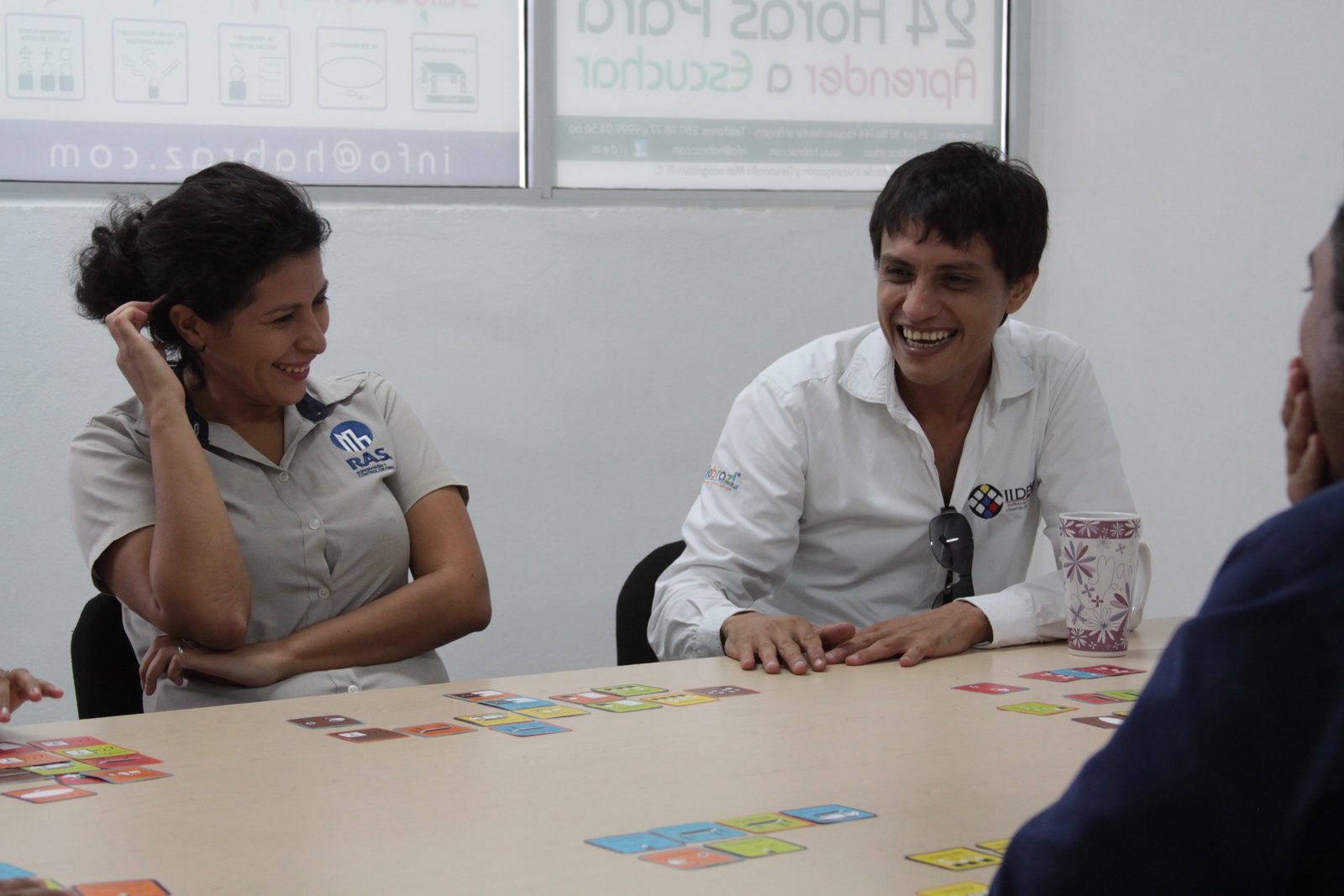 Colaboradores RAS Constructora conversando durante sesión Habraz