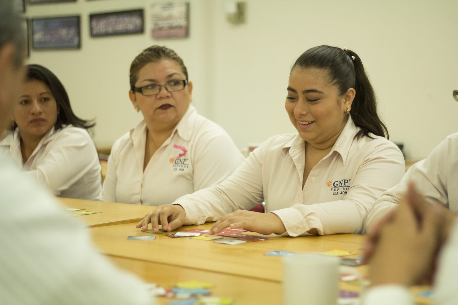 Colaboradoras GNP Seguros trabajando con tarjetas Habraz