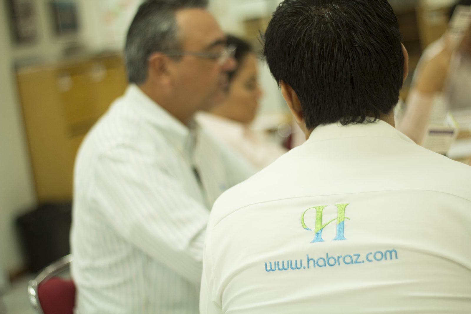 Detalle de playera Habraz con logotipo www.habraz.com en sesión GNP Seguros