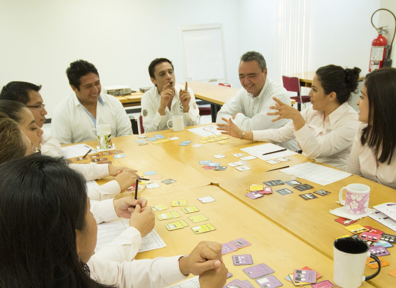 Equipo GNP Seguros conversando animadamente en sesión Habraz