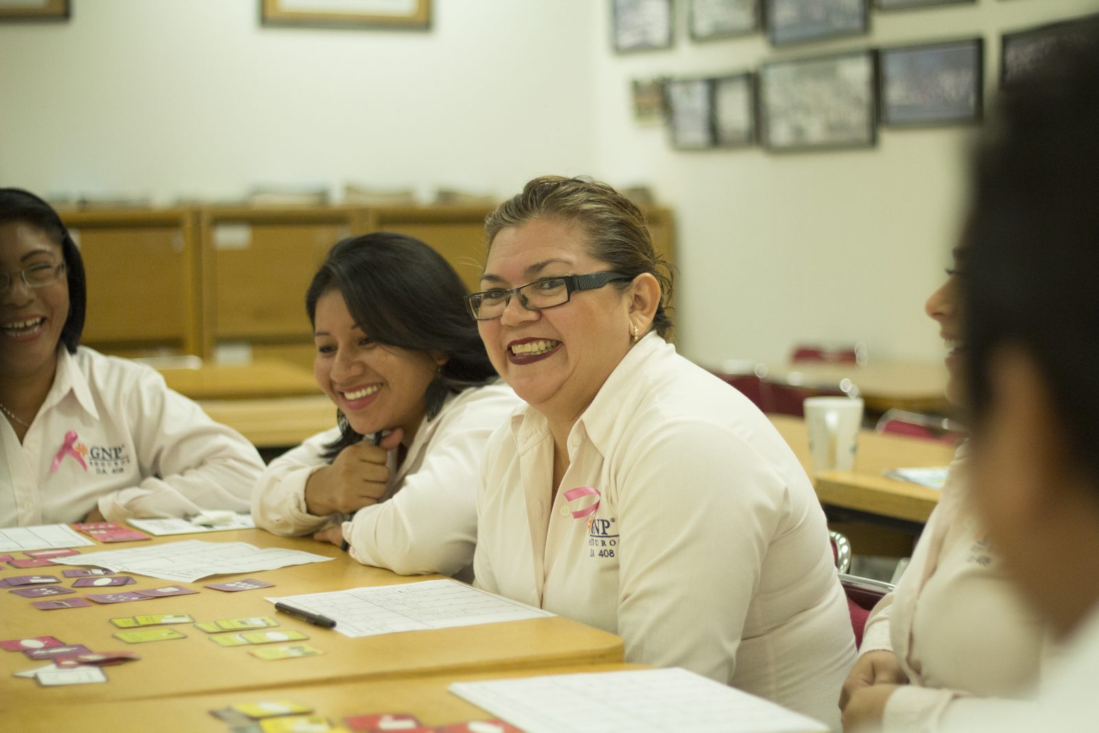 Colaboradoras GNP Seguros sonriendo durante sesión Habraz