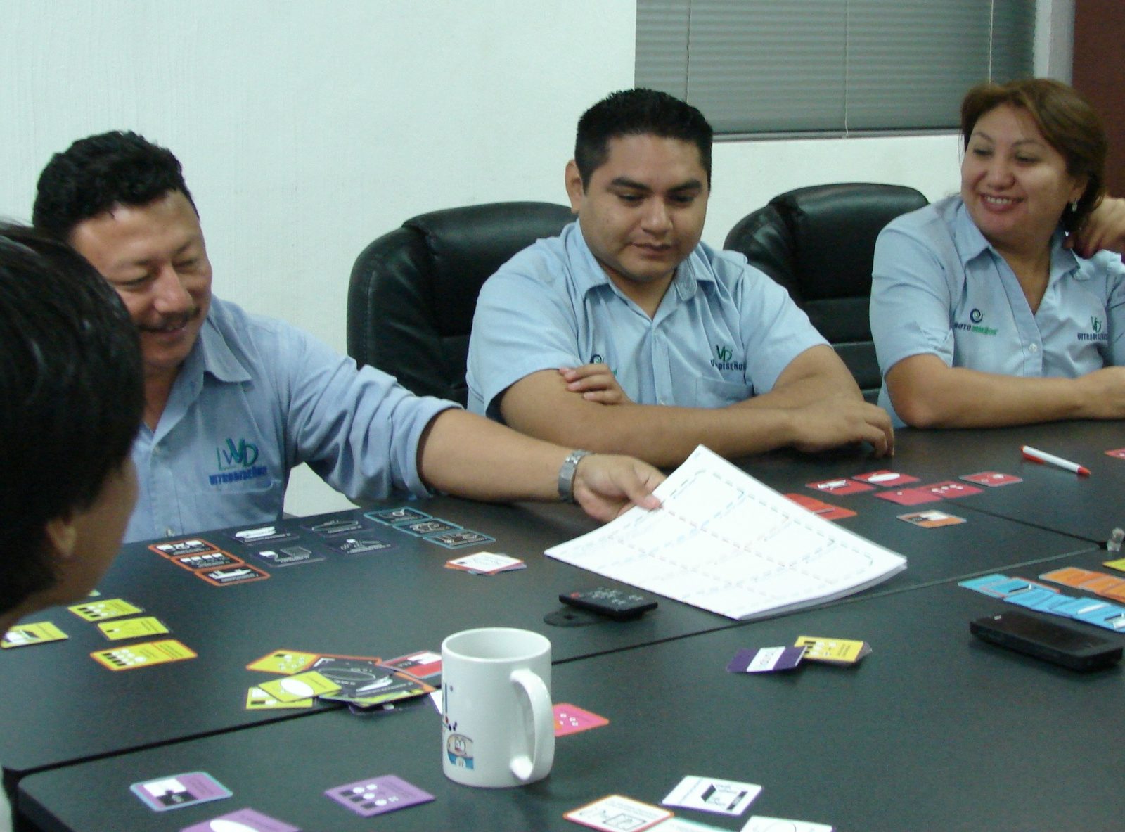 Equipo Vitrofibras VFS revisando manual de trabajo Habraz