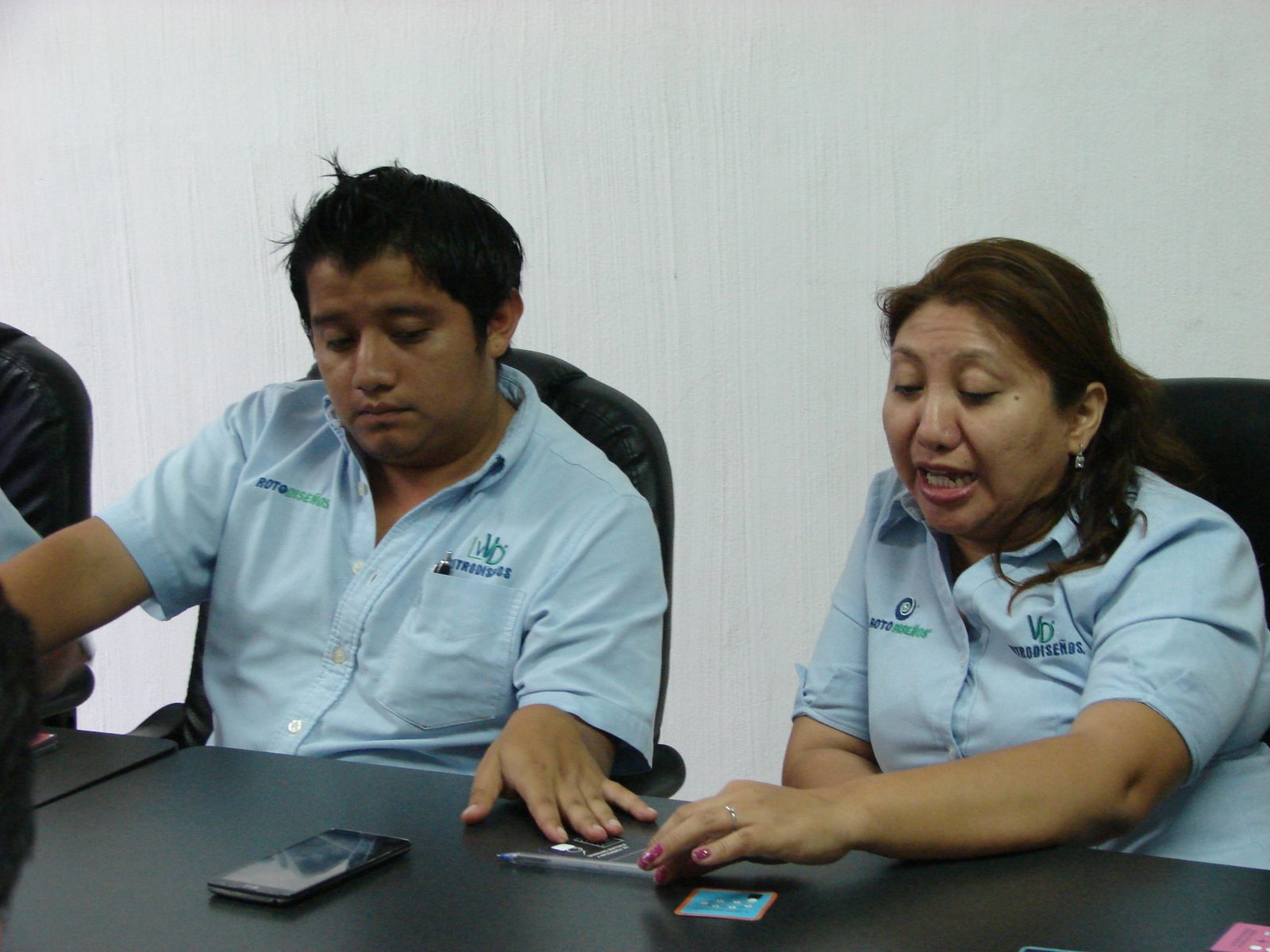 Colaboradores Vitrofibras VFS conversando durante sesión Habraz