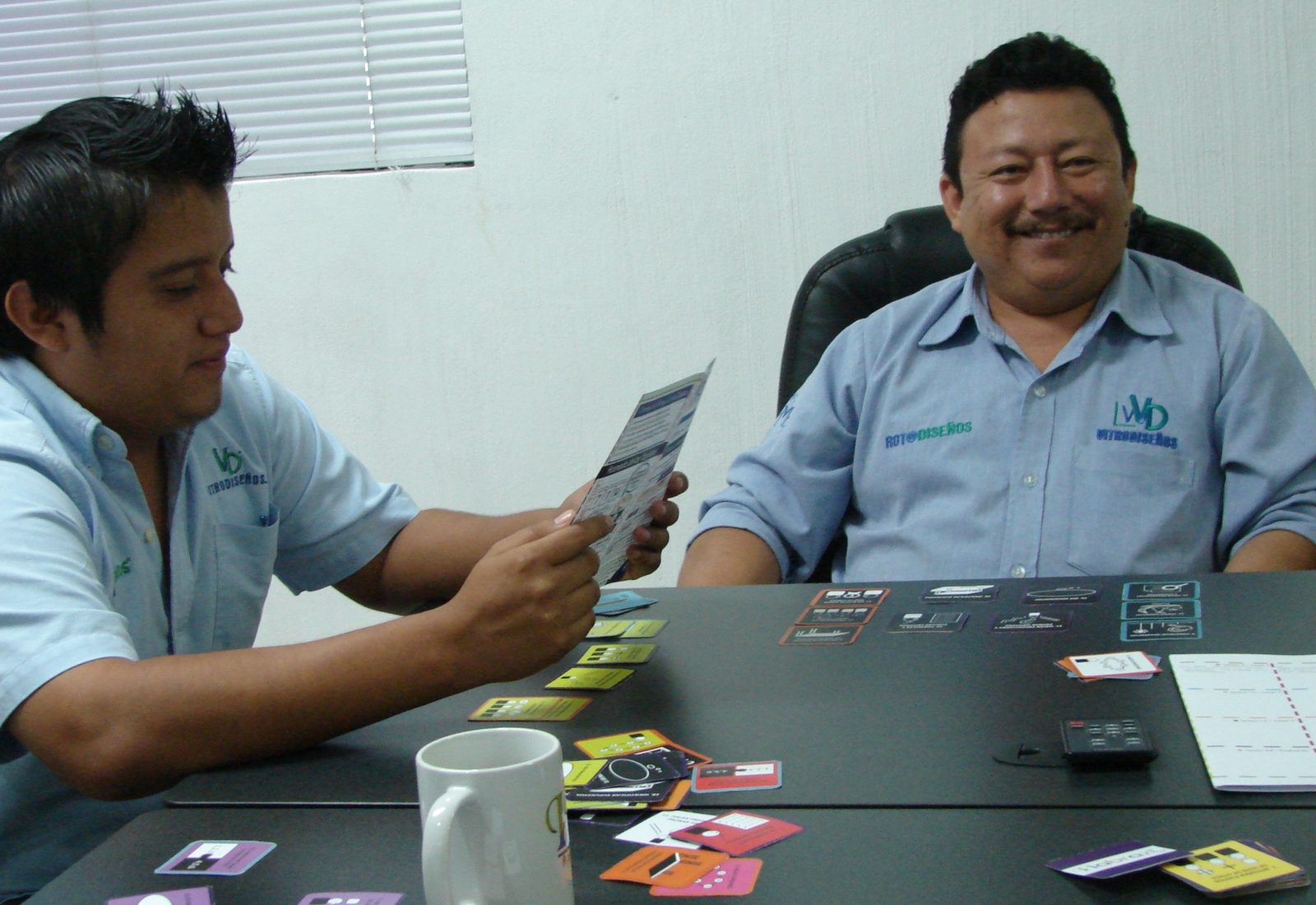 Colaboradores Vitrofibras VFS revisando tarjetas del método Habraz