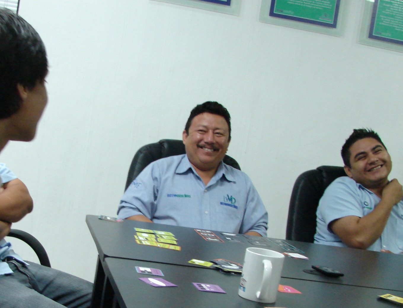 Colaboradores Vitrofibras VFS riendo durante sesión Habraz